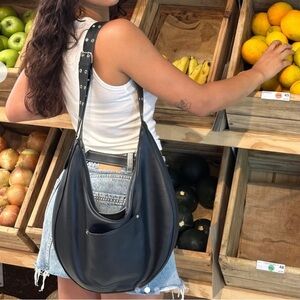 Crescent cross body bag 🆕